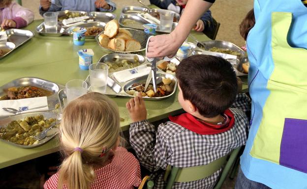 Imagen de archivo de alumnos comiendo en un comedor escolar.