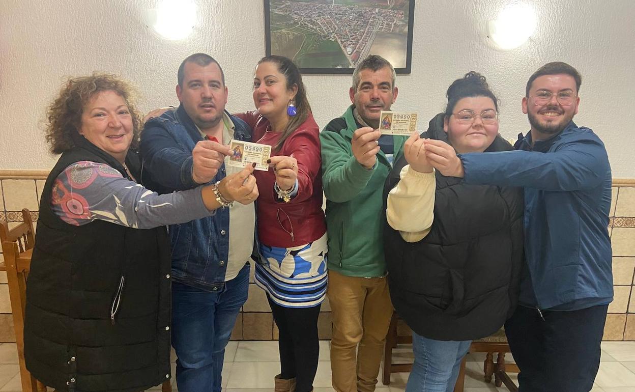 Víctor y su padre, en el centro y sosteniendo el décimo, esta tarde en La Albuera.