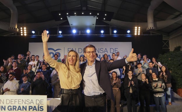 La presidenta del PP regional, María Guardiola, con Feijóo en el acto de Badajoz del 24 de noviembre. 