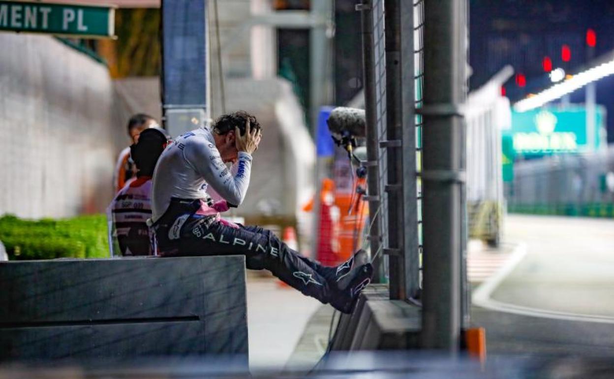 Fernando Alonso se lamenta tras su abandono en Singapur.