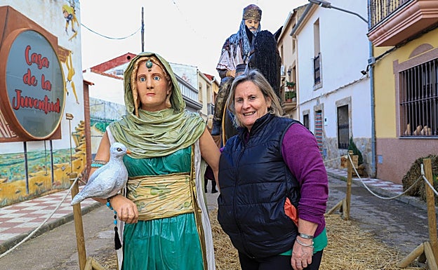Una vecina de Villar de Rena junto a su 'doble', en una figura de la representación La Nacencia. 
