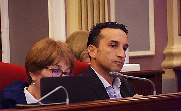 El portavoz socialista, Ricardo Cabezas, en el pleno de este viernes. 