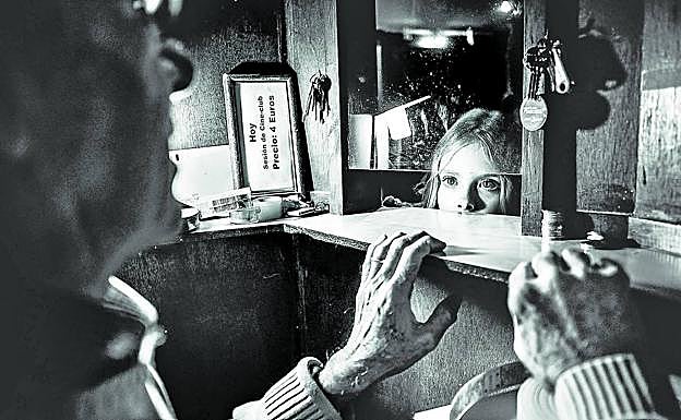 Una niña pide una entrada en el cine Jayán de Jávea (Alicante), que lleva abierto desde 1958. La foto pertenece a una serie que Juan Plasencia ha dedicado a los últimos cines de sala única de España. 