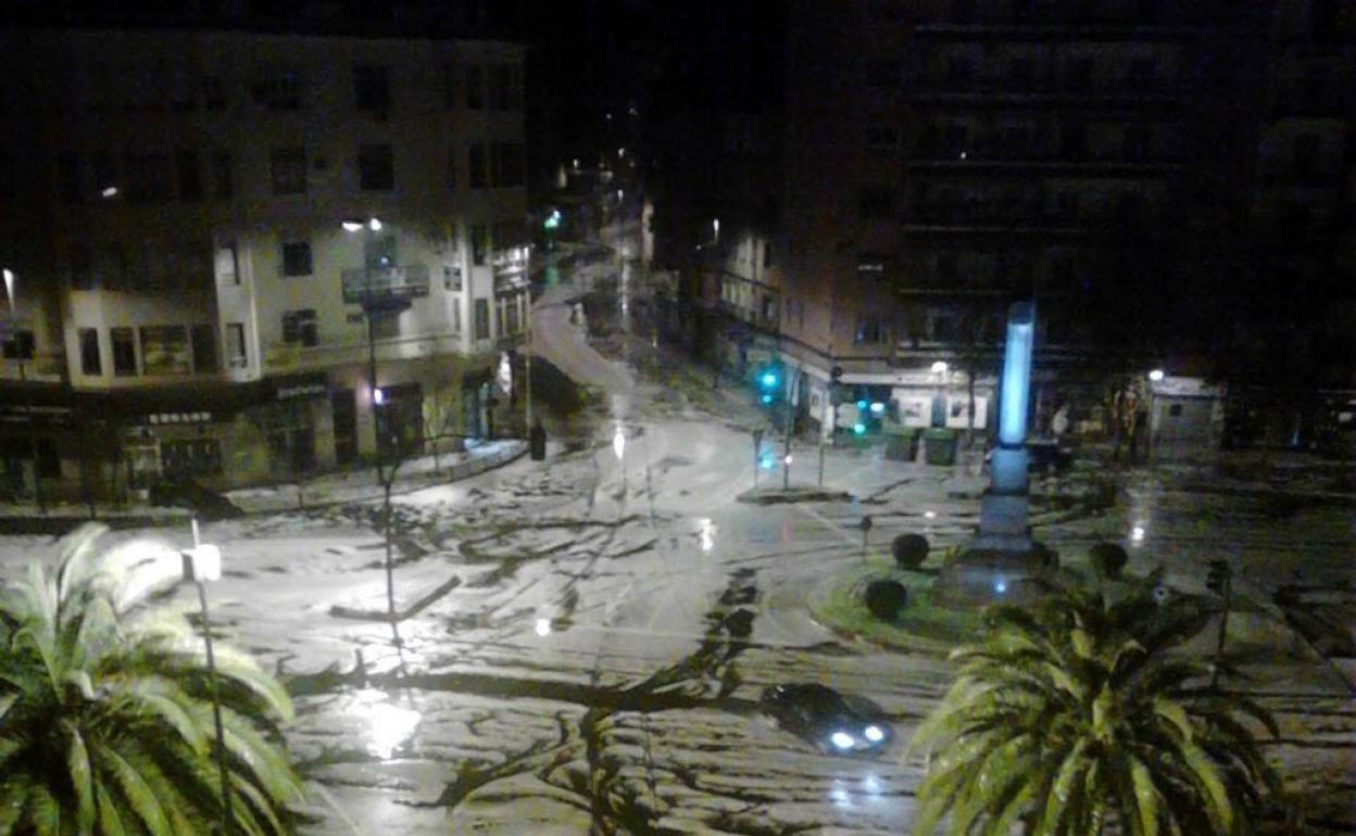 Vista de la Plaza de América de blanco. 