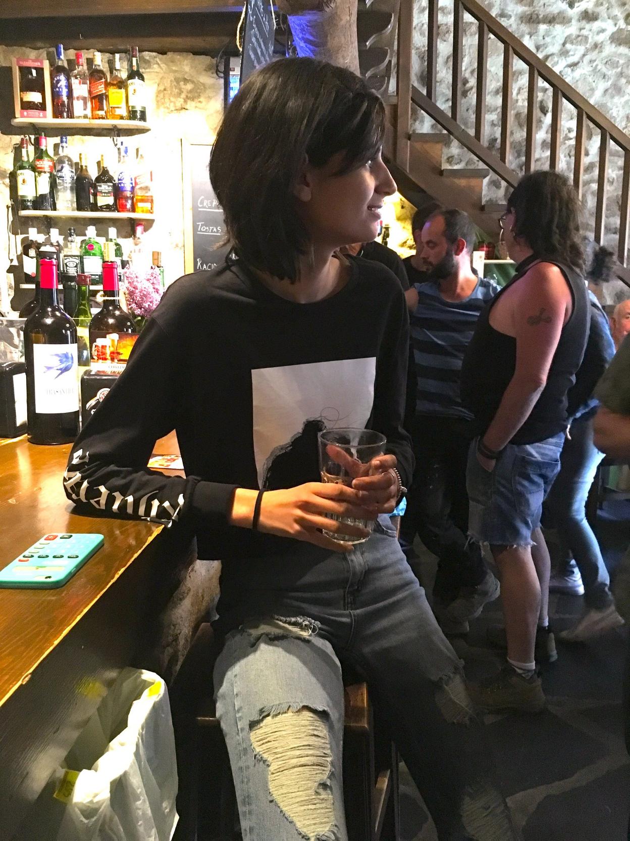 Nuria Rothschild bebe un refresco en El Buen Avío de Trevejo. 