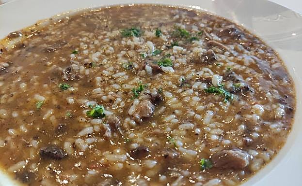 Imagen principal - Arroz caldoso, paletilla de cordero y rodaballo.