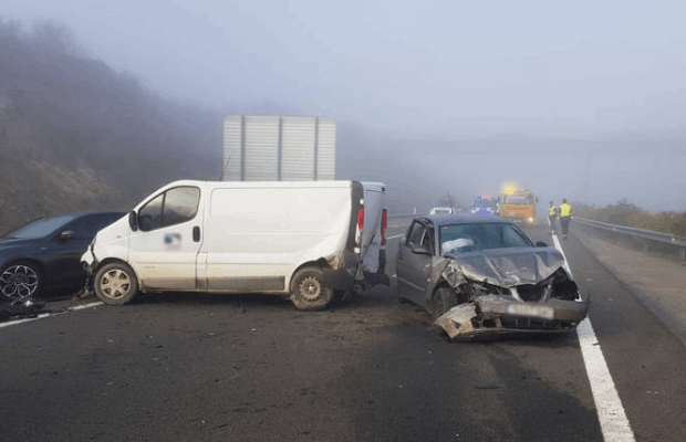 «Había una pared blanca, reduje la velocidad y un coche golpeó al mío»