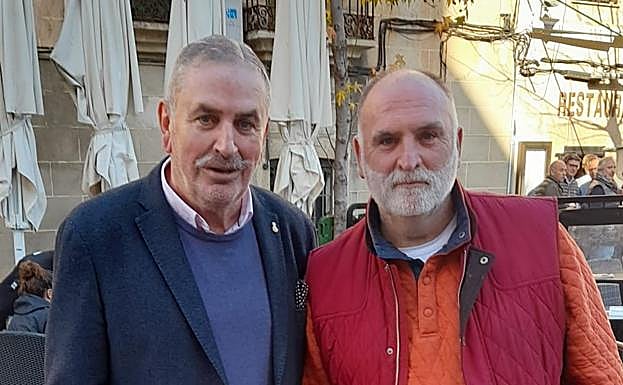 El presidente del Banco de Alimentos de Cáceres, Juan Carlos Fernández Rincón, con el chef José Andrés en la plaza de San Juan.