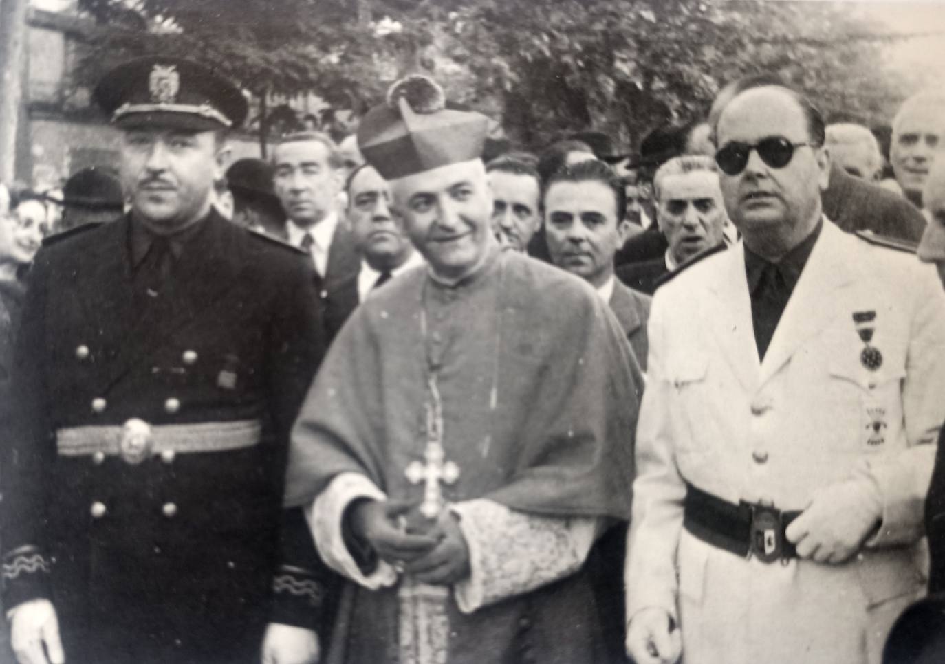 Imagen de la llegada del obispo Llopis Ivorra a Cáceres en junio de 1950. Lo ocurrido en el juicio es una muestra de la España de entonces.