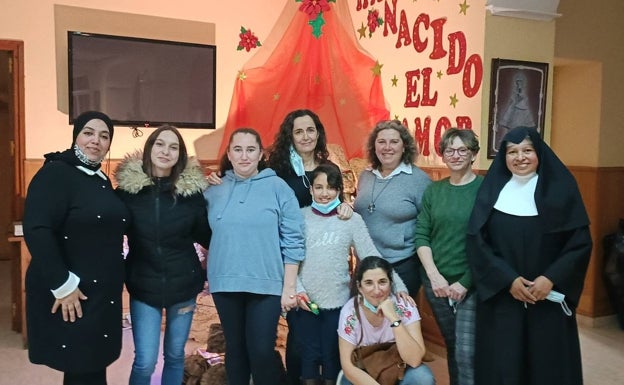 Algunas de las voluntarias de la fundación Grandes Amigos que acompañan a los mayores en Trujillo.