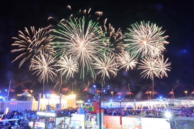 Abu Dhabi recibe el nuevo año con un castillo de fuegos artificiales.