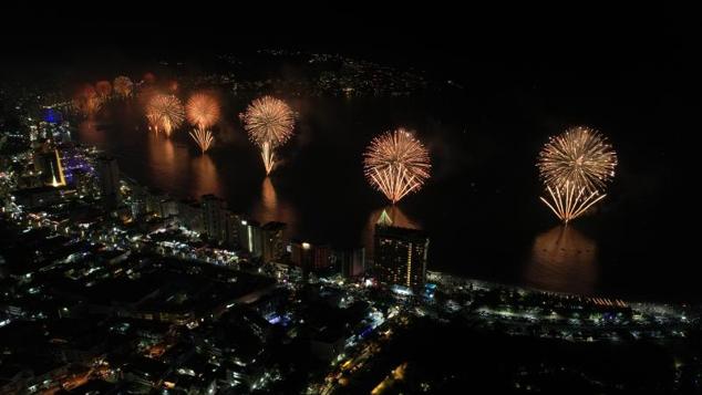 Espectáculo de fuegos artificiales durante las celebraciones por el Año Nuevo en el balneario de Acapulco (México).