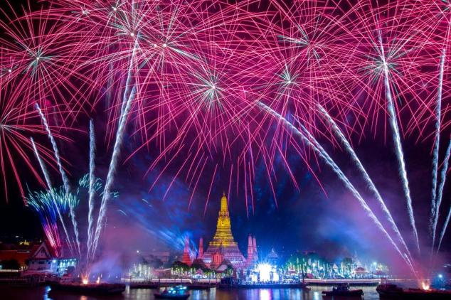 El templo del Amanecer ha sido el protagonista durante los fuegos artificiales con los que hann recibido el nuevo año en Bangkok.