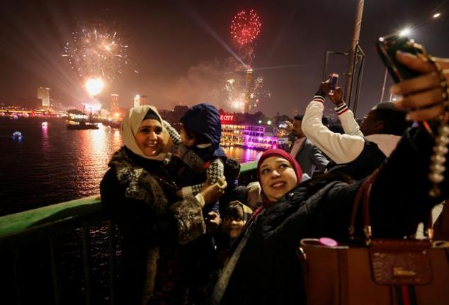 una familia celebra el Año Nuevo desde el río Nilo, en El Cairo