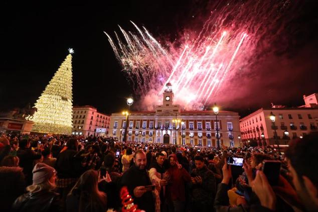 La Puerta del Sol, tras la entrada del Año Nuevo.