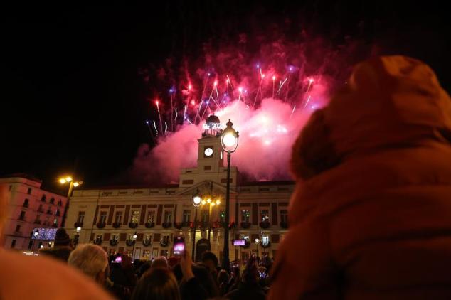 La Puerta del Sol recibe el Añó Nuevo con un espectáculo de fuegos artificiales.