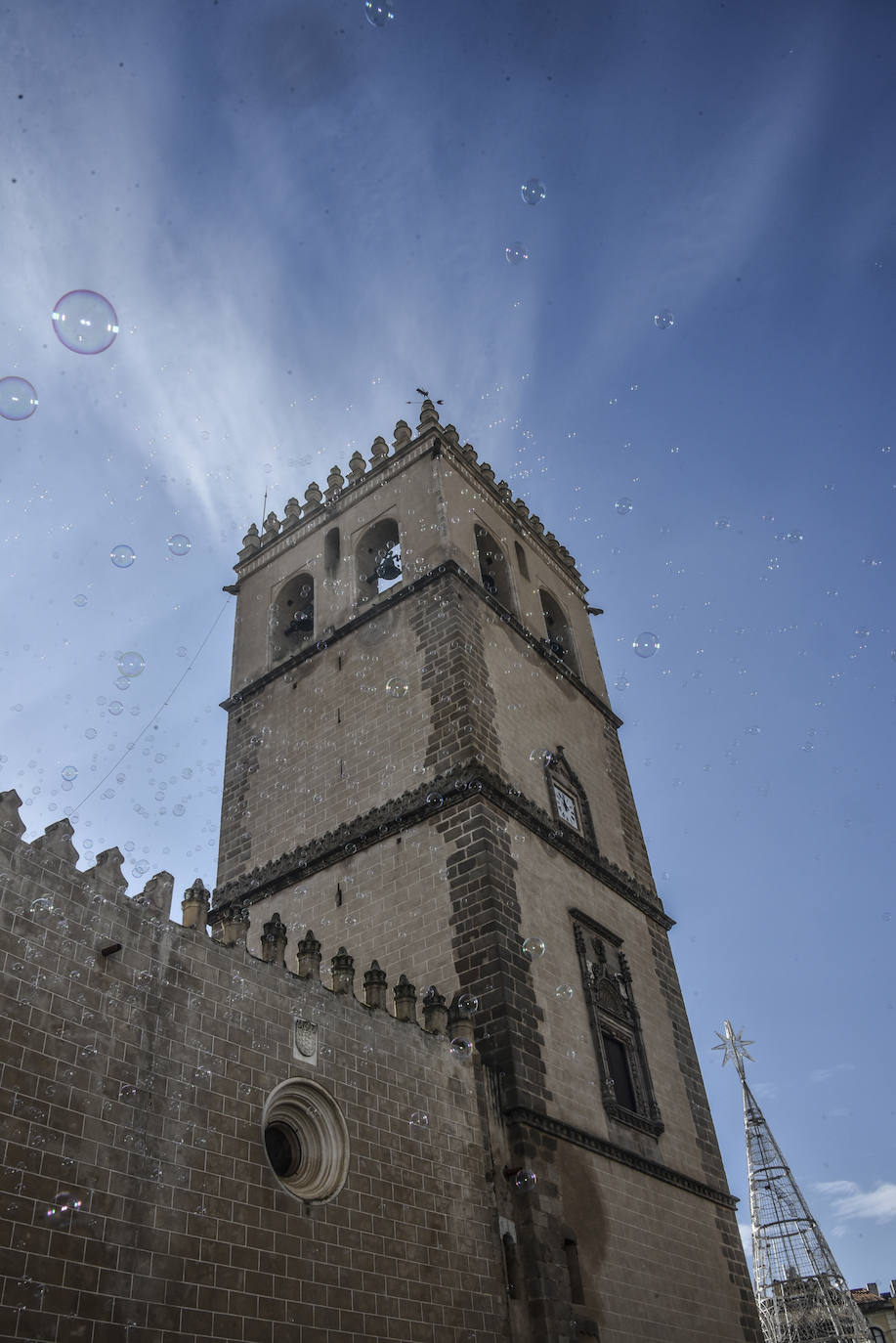 Fotos: La Nochevieja infantil llena la plaza de España de Badajoz