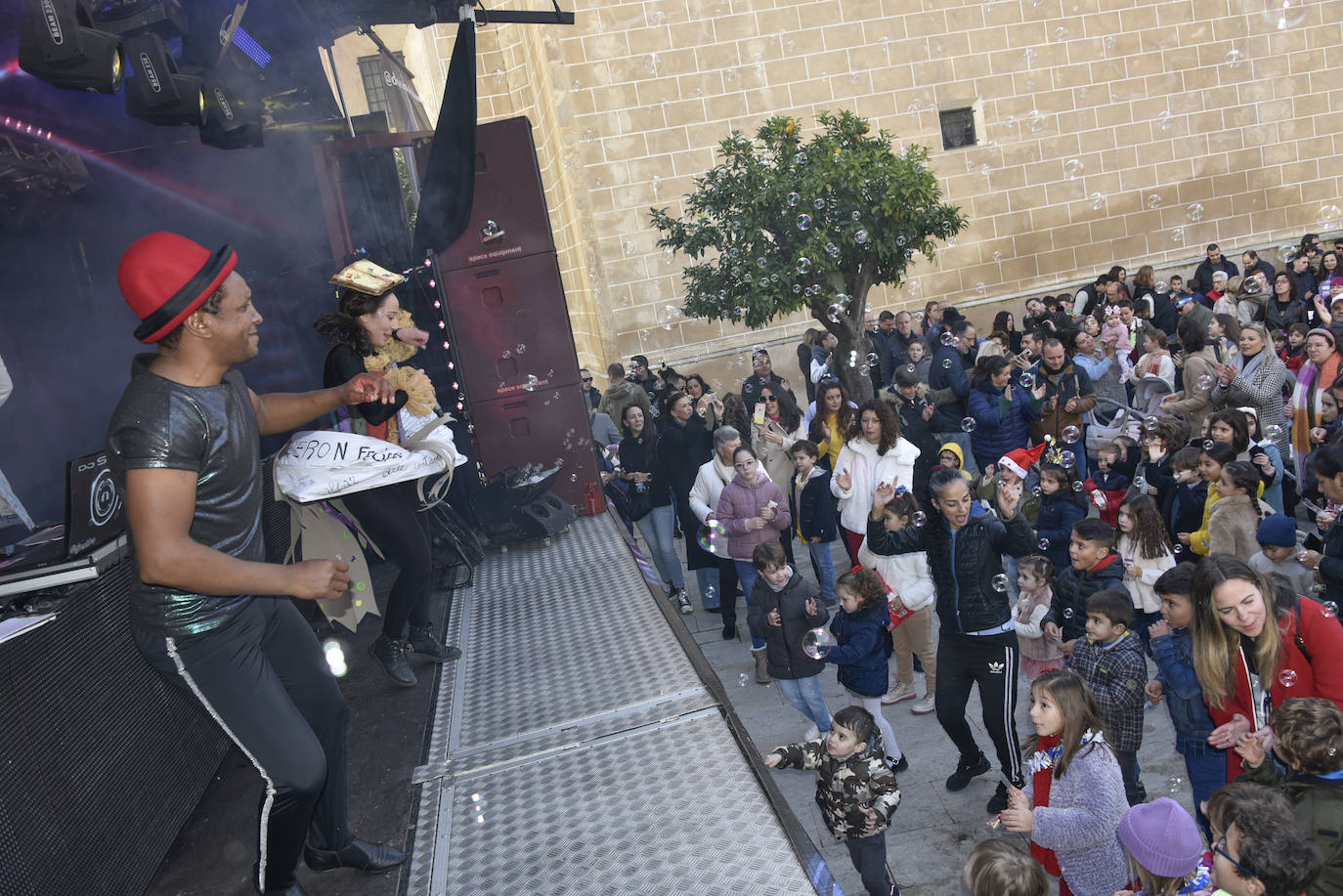 Fotos: La Nochevieja infantil llena la plaza de España de Badajoz