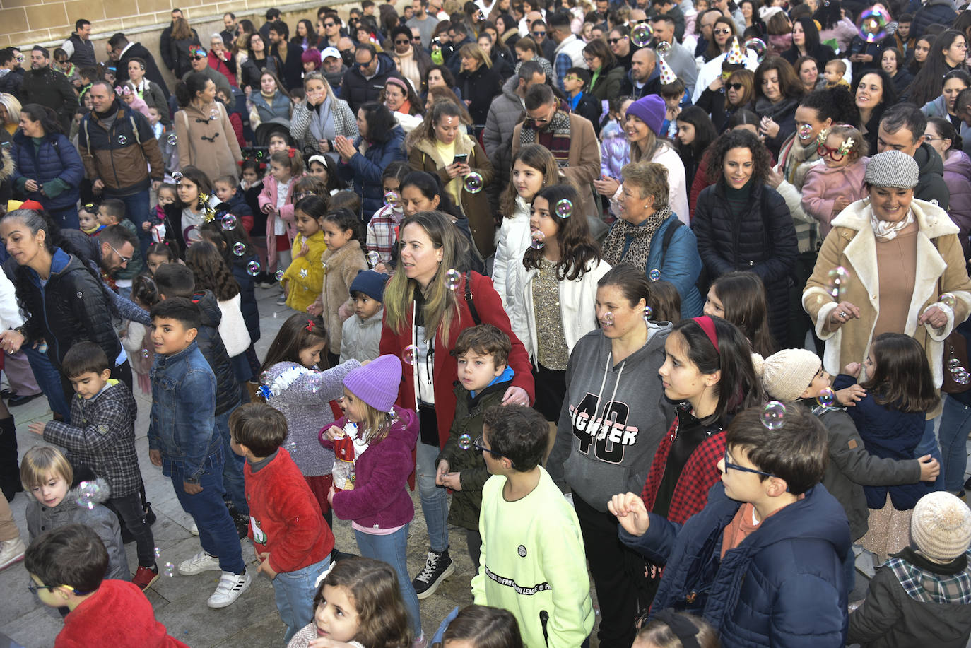 Fotos: La Nochevieja infantil llena la plaza de España de Badajoz