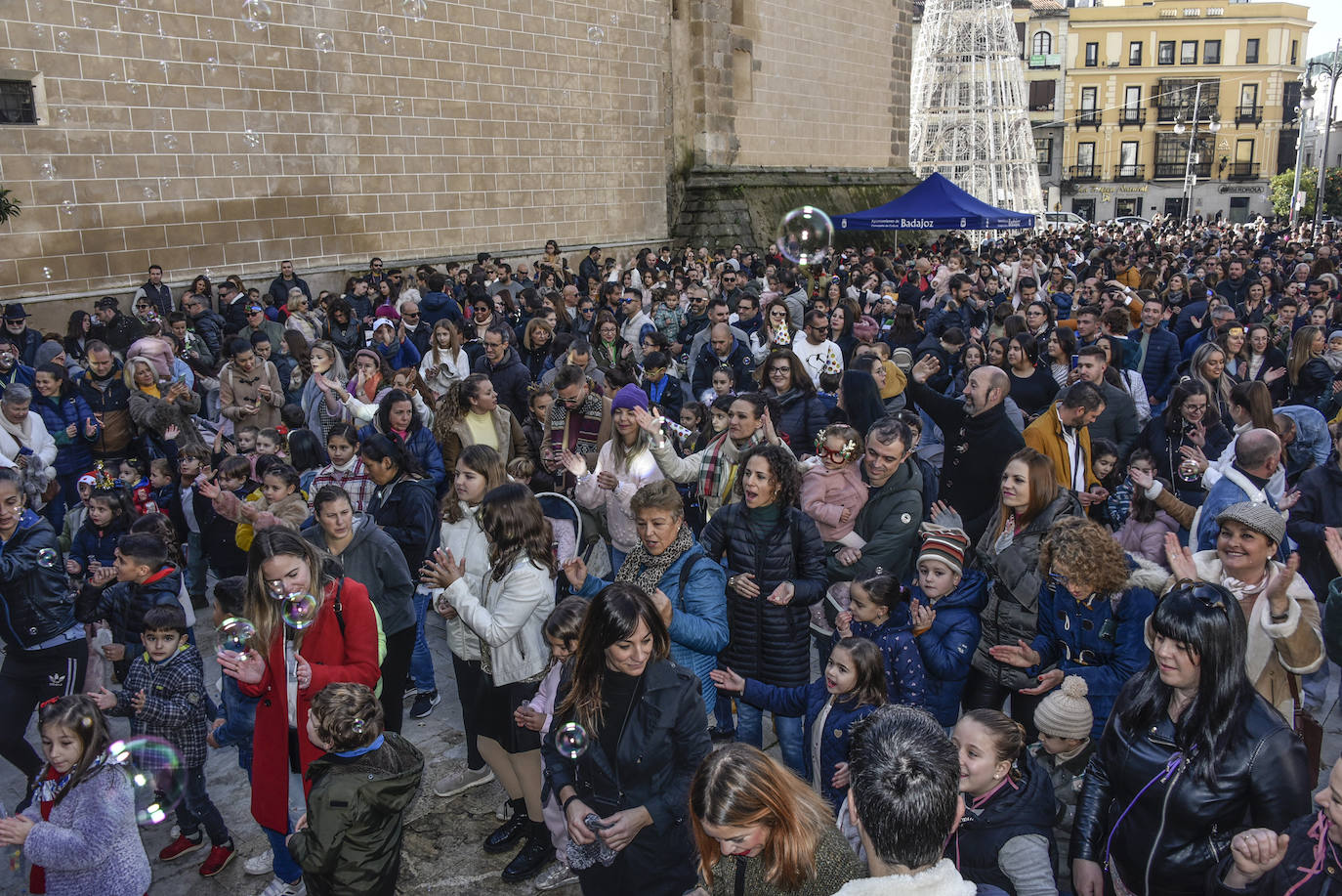 Fotos: La Nochevieja infantil llena la plaza de España de Badajoz