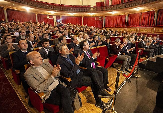 El público llenó la platea del Gran Teatro de Cáceres para escuchar a los dos reconocidos chefs.
