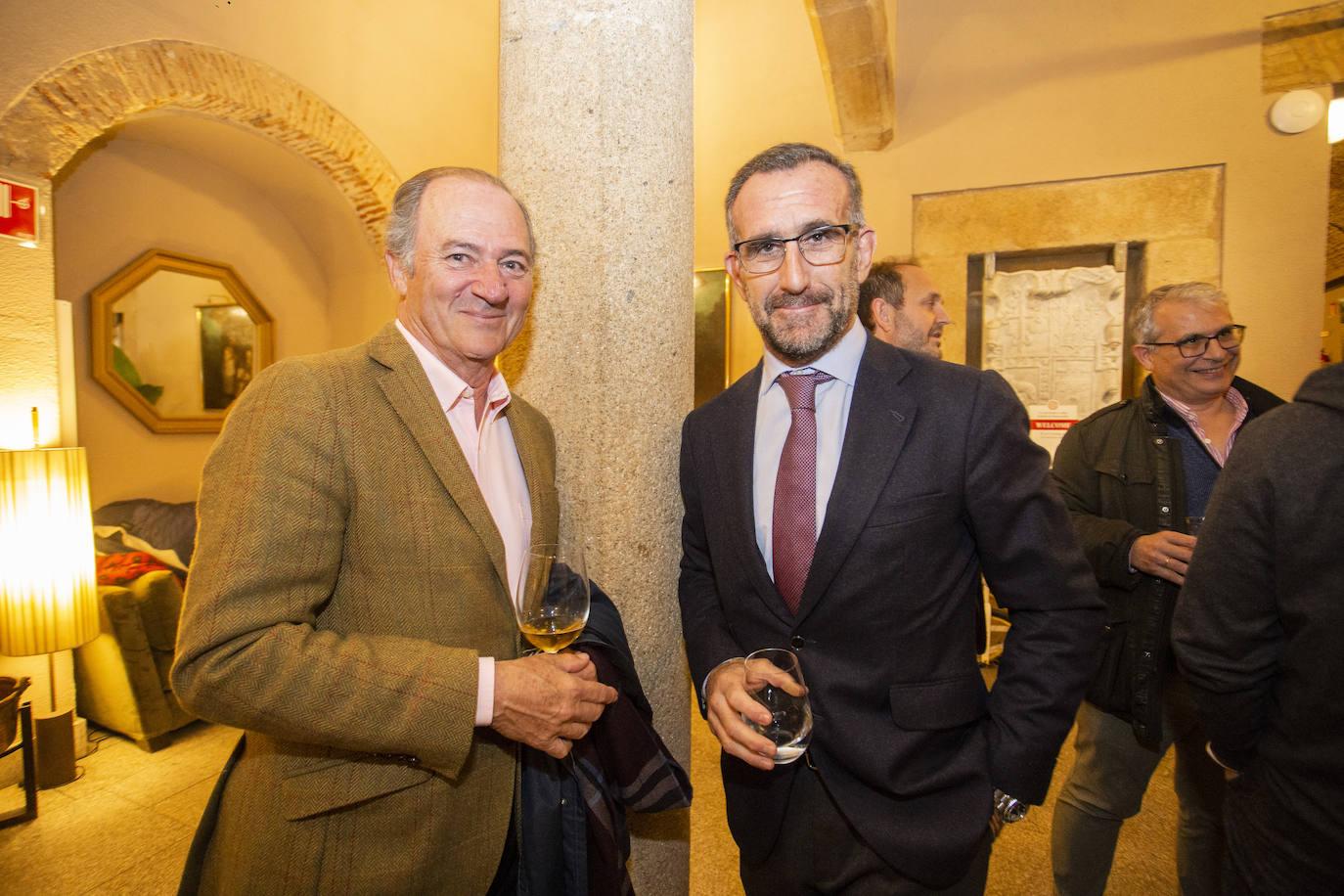 El economista José María Hergueta posa junto a Francisco Carrera (Gévora Construcciones). 