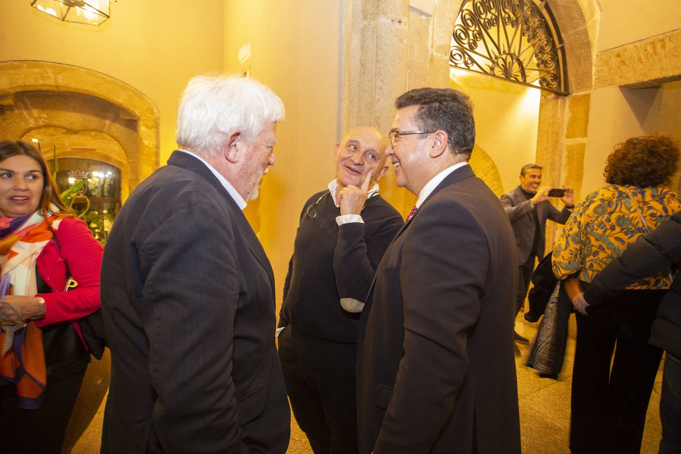 Toño Pérez conversa en el NH Collection Palacio de Oquendo con el crítico gastronómico Carlos Maribona y con Fernando Manzano, del Partido Popular.