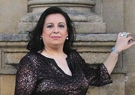 Fotografía de campaña de la edil socialista Rosario de la Cruz Castro.