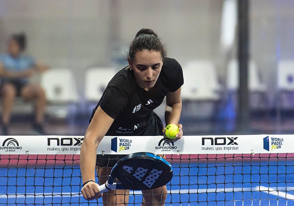 Lorena Rufo durante su partido de primera ronda en La Rioja.