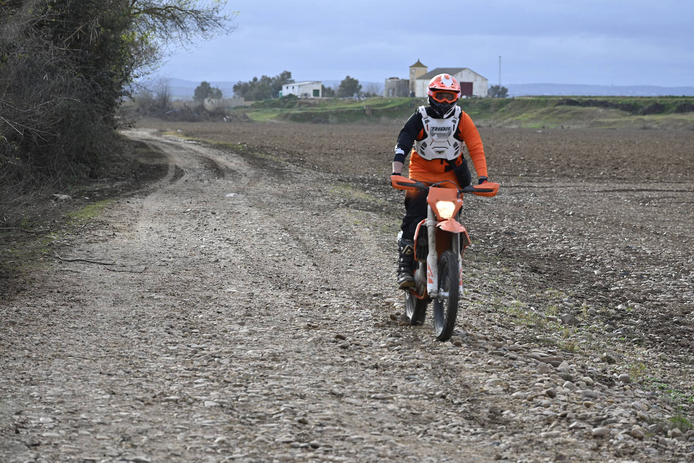 El camino, convertido en una pista para moto de campo.