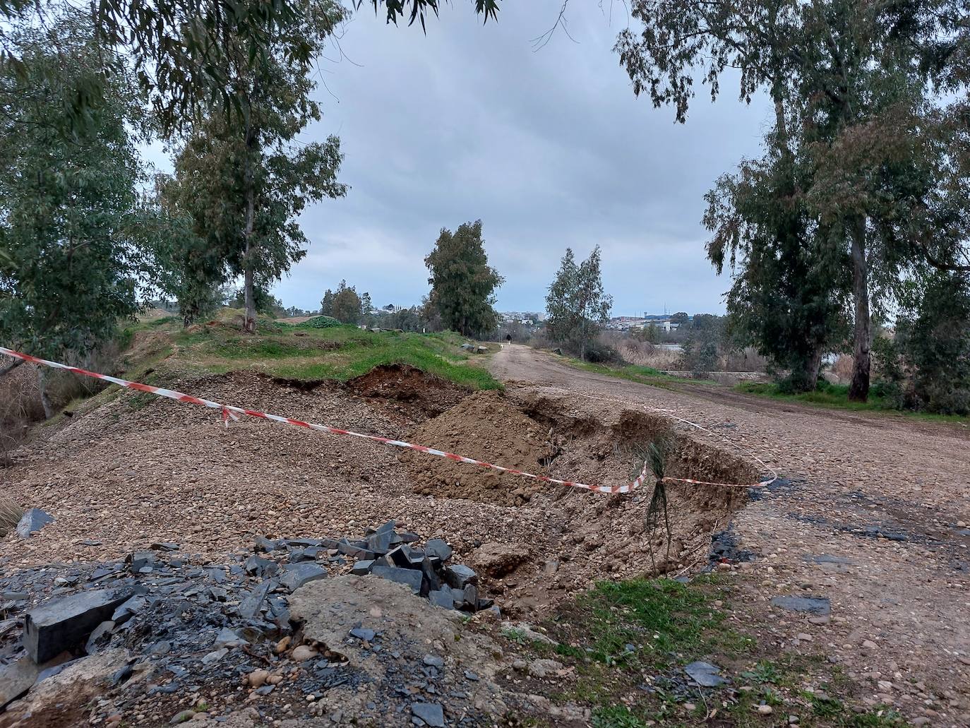 En la isla del Pico, a la altura del azud, se puede ver este corrimiento de tierra.