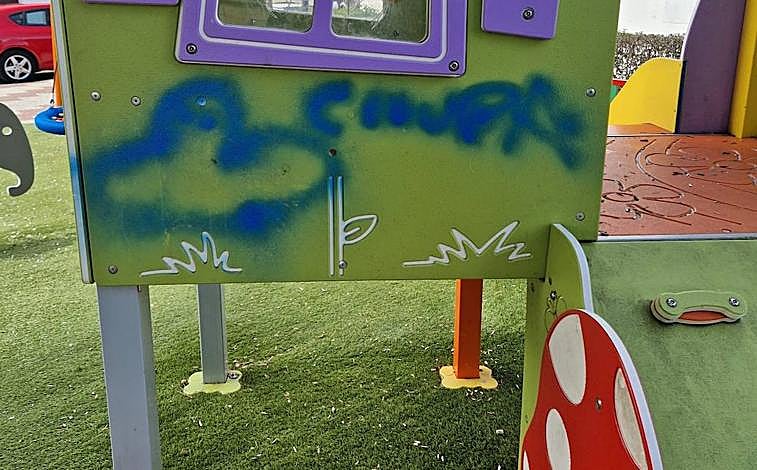 Imagen principal - Acto de vandalismo en un parque infantil de Calamonte