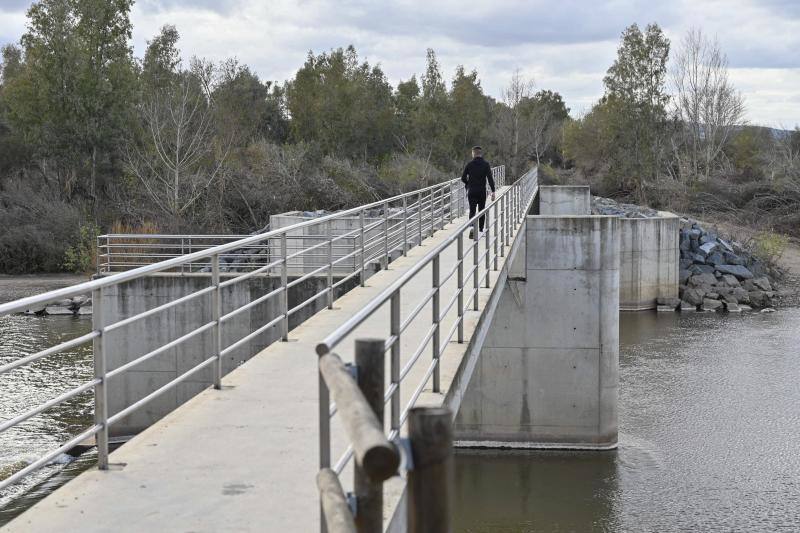 La pasarela de la margen derecha, reparada tras la borrasca.