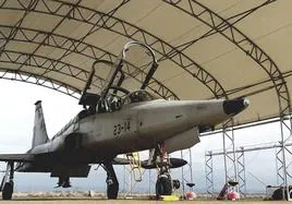 Uno de los F-5 que hay en la base de Talavera la Real.