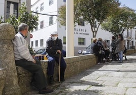 Varios vecinos en la plaza del Ayuntamiento de Arroyo de la Luz.