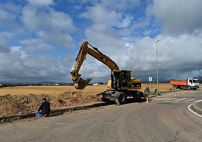 Trabajos esta semana en los terrenos donde se construye la fábrica miajadeña.