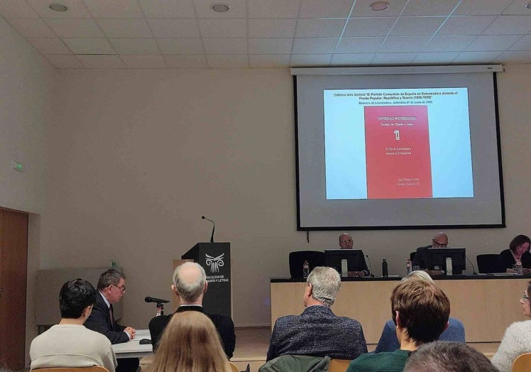 Un momento de la lectura de la tesis, el pasado día 3 en la facultad de Filosofía y Letras, en Cáceres.