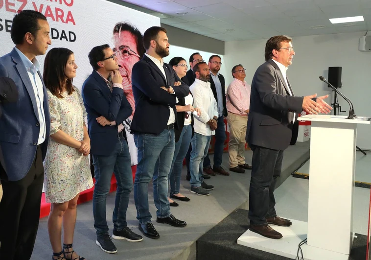 Vara el día después de su victoria en 2019 compareciendo con los prinicipales alcaldes socialistas y la ejecutiva del PSOE para valorar el resultado.