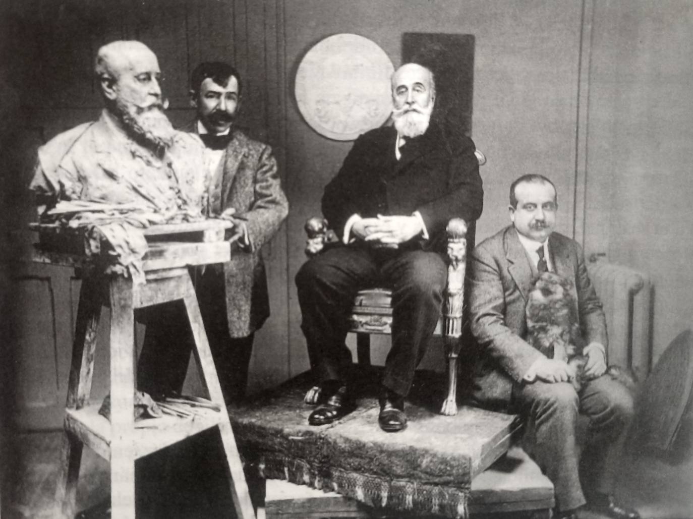 Posando en el taller de Mariano Benlliure en 1912, unos meses antes de su muerte. El busto de bronce era para el Ateneo de Madrid. A la derecha el diputado Natalio Rivas.
