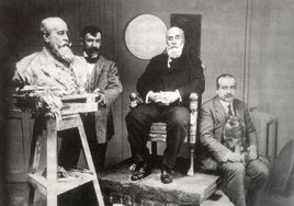 Moret posando para Mariano Benlliure en 1912, unos meses antes de su muerte. A la derecha el diputado Natalio Rivas, un protegido de Moret