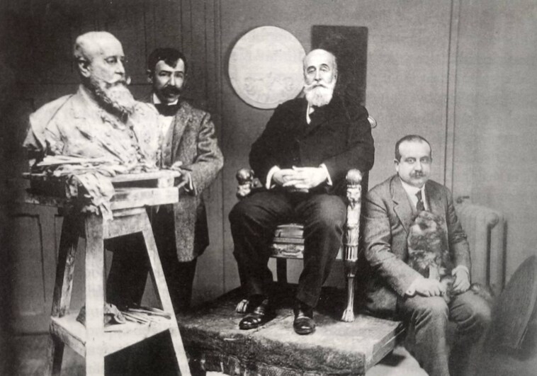 Moret posando para Benlliure en 1912, unos meses antes de su muerte; a la derecha el diputado Natalio Rivas.