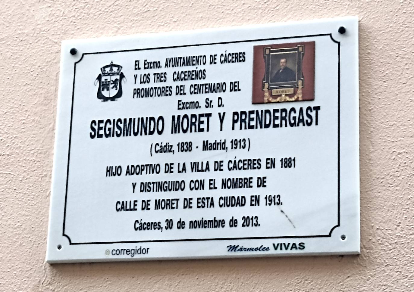 Placa colocada en la calle Moret que recuerda que en 1881 se le nombró hijo adoptivo de Cáceres.
