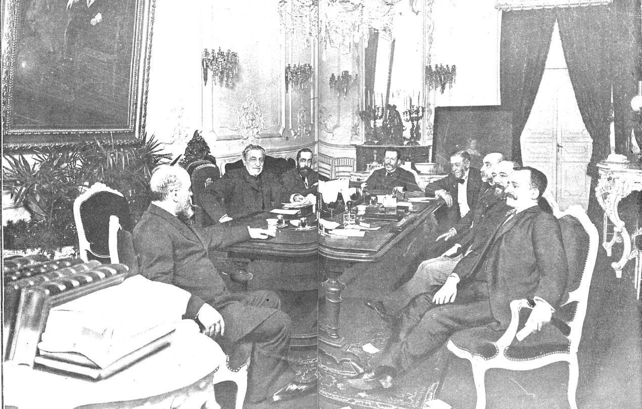 Consejo de ministros en 1902, con Moret a la izquierda. Era ministro de Gobernación.