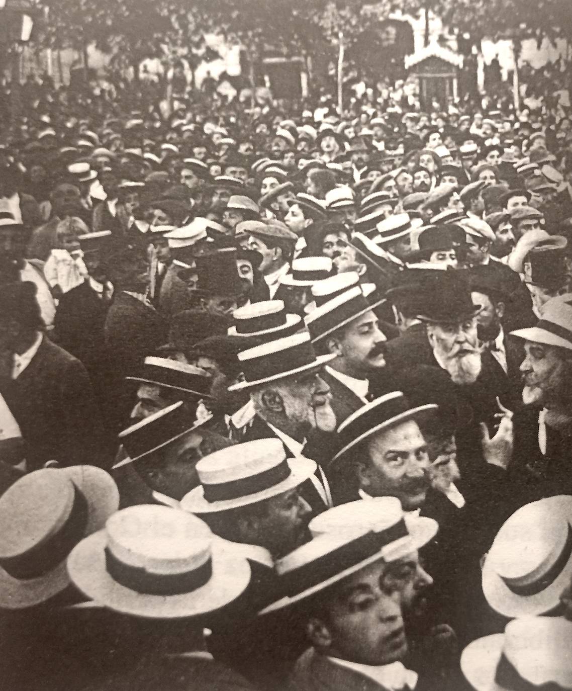 Moret, a la derecha, en una manifestación en 1909.