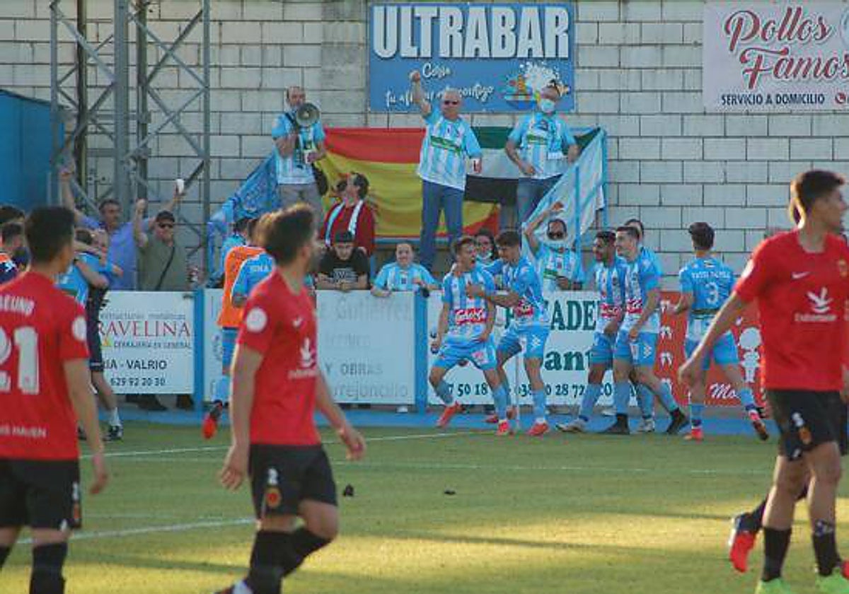 Gol del Coria en el derbi de la pasada temporada en La Isla.