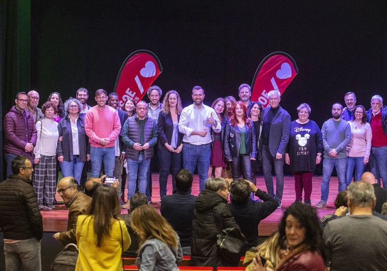 Foto de familia de la candidatura del PSOE este viernes.