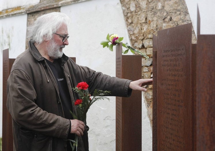 Un momento del homenaje celebrado este sábado ante el memorial instalado en el cementerio de Cáceres.