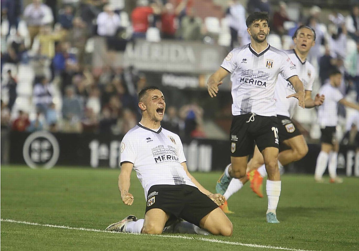 Nando Copete celebra su gol con el que el Mérida pudo empatar este domingo en el Romano.