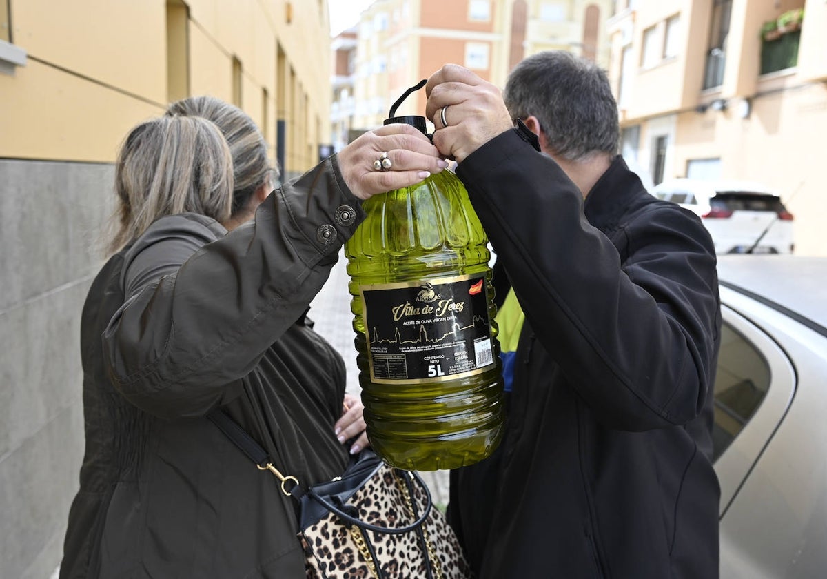 Un matrimonio de Badajoz muestra el viernes pasado aceite de la marca 'Villa de Jerez', una de las que está bajo el punto de mira de Sanidad.