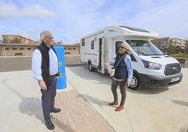 Justo Díaz y Eloisa Pérez, dos autocaravanistas de Villanueva estrenaron ayer el área de Mérida.